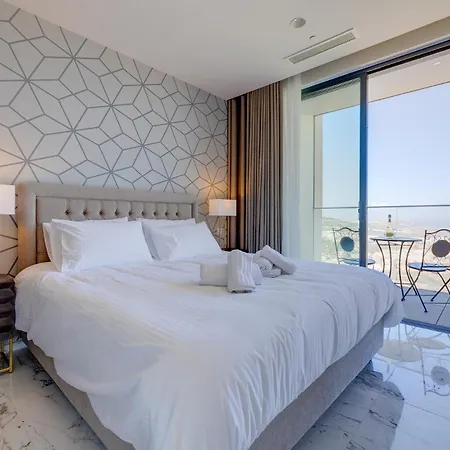 Luxury High-rise Mercury Tower Apartment *