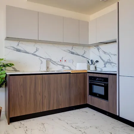 Luxury High-rise Mercury Tower Apartment *