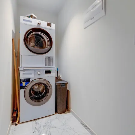 Luxury High-rise Mercury Tower San Ġiljan